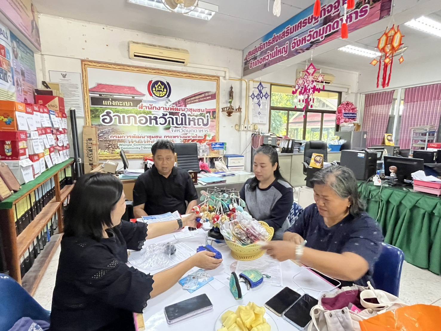 🛣️พช.มุกดาหาร : ลงพื้นที่สนับสนุนผู้ผลิต ผู้ประกอบการ OTOP จังหวัดมุกดาหาร เข้าร่วมโครงการ “คนละครึ่งพลัส” อุดหนุนชุมชน กระตุ้นเศรษฐกิจ