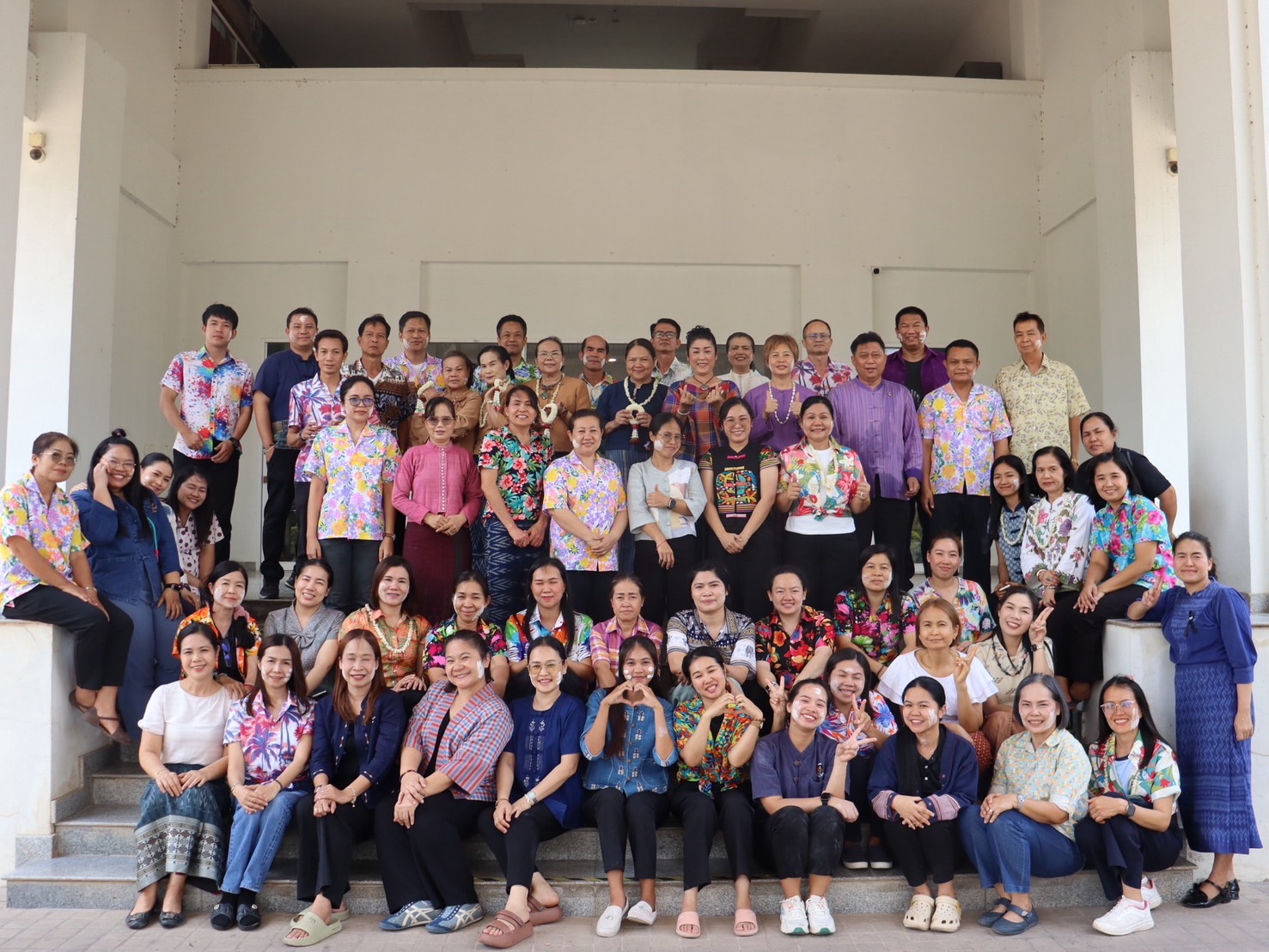 พช.มุกดาหาร : จัดกิจกรรมรดน้ำดำหัวขอพรเนื่องในประเพณีสงกรานต์ ประจำปี 2569