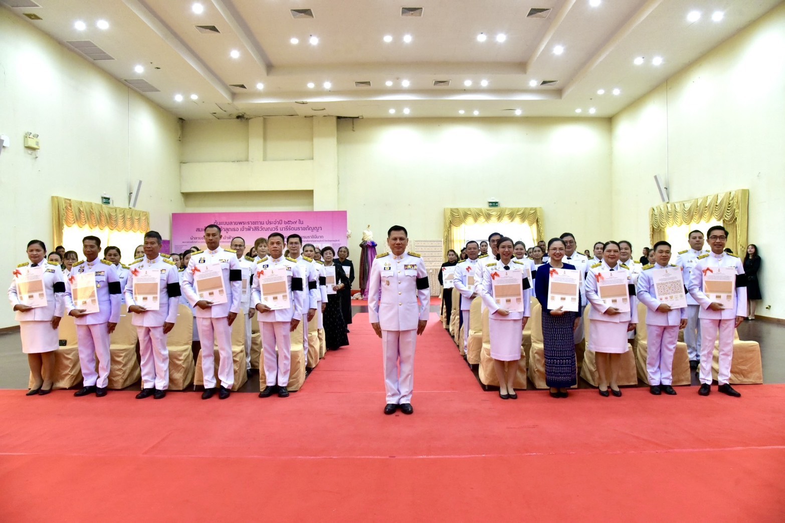 พช.มุกดาหาร : จัดพิธีมอบแบบลายผ้าพระราชทาน "ลายขอสมเด็จฯ - เจ้าฟ้าฯ" และ “บุปผาบรมราชินีนาถ” พร้อมยกระดับการพัฒนาผลิตภัณฑ์ภูมิปัญญาผ้าไทยและงานหัตถกรรมจังหวัดมุกดาหารสู่มาตรฐานสากล