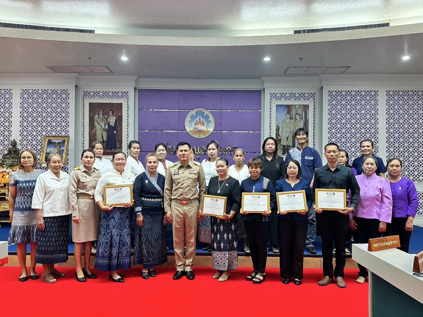 พช.มุกดาหาร จัดพิธีมอบเกียรติบัตรสุดยอดผลิตภัณฑ์ OTOP นวัตกรรมเด่น ปี 69 "ผ้าย้อมหินแดง" คว้ารางวัลชนะเลิศ พร้อมเป็นตัวแทนสู้ศึกระดับประเทศ