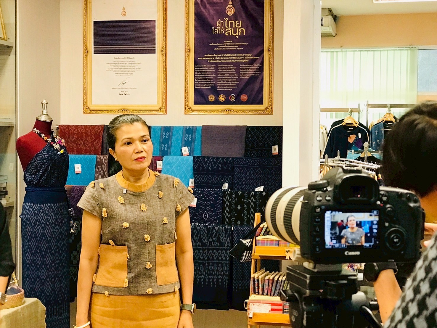 พช.มุกดาหาร ลงพื้นที่และให้สัมภาษณ์บันทึกเทปรายการ "ร้อยแปด1000ก้าว" ช่อง NBT (อุบลราชธานี)