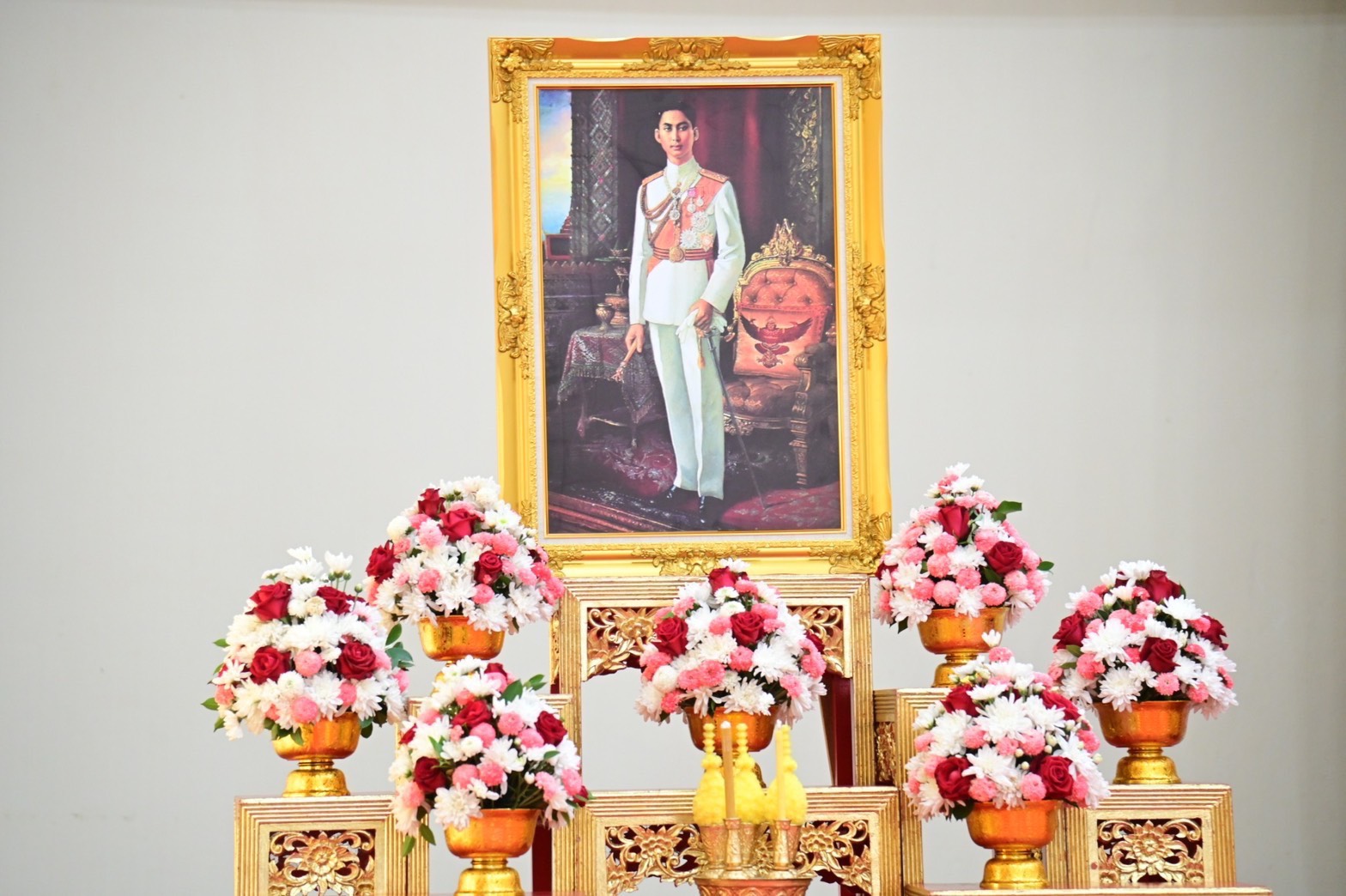 พช.มุกดาหาร ร่วมพิธีสวดพระพุทธมนต์ถวายพระราชกุศล และพิธีวางพวงมาลาถวายราชสดุดี เนื่องในวันที่ระลึกคล้ายวันสวรรคต พระบาทสมเด็จพระปรเมนทรมหาอานันทมหิดล พระอัฐมรามาธิบดินทร  📝วันที่ 9 มิถุนายน 2569 เวลา 07.30 น. ณ ห้องแก้วมุกดา ศาลากลางจังหวัดมุกดาหาร และเวลา 08.20 น. ณ หอประชุม 250 ปี มุกดาหาร อำเภอเมืองมุกดาหาร  ✅นายวรญาณ บุญณราช ผู้ว่าราชการจังหวัดมุกดาหาร เป็นประธานในพิธีเจริญพระพุทธมนต์และพิธีวางพวงมาลาถวายราชสดุดี เนื่องในวันที่ระลึกคล้ายวันสวรรคต พระบาทสมเด็จพระปรเมนทรมหาอานันทมหิดล พระอ