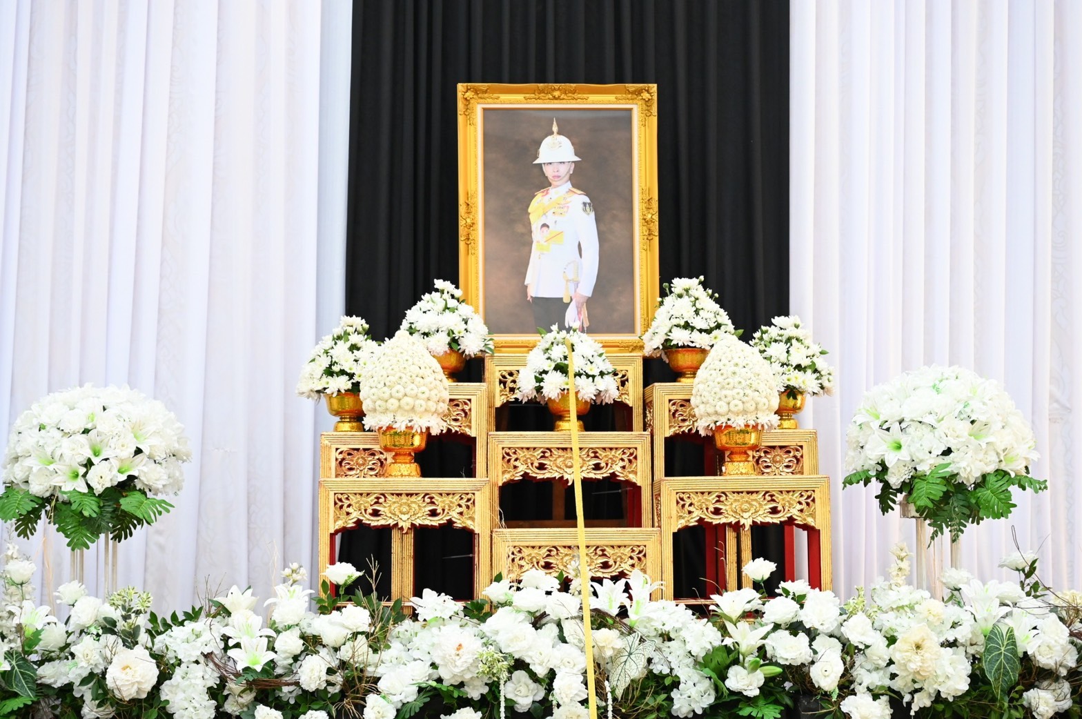 พช.มุกดาหาร ร่วมพิธีถวายน้ำสรงพระศพเบื้องหน้าพระรูป และลงนามถวายความอาลัย สมเด็จพระเจ้าลูกเธอ เจ้าฟ้าพัชรกิติยาภา นเรนทิราเทพยวดี กรมหลวงราชสาริณีสิริพัชร มหาวัชรราชธิดา