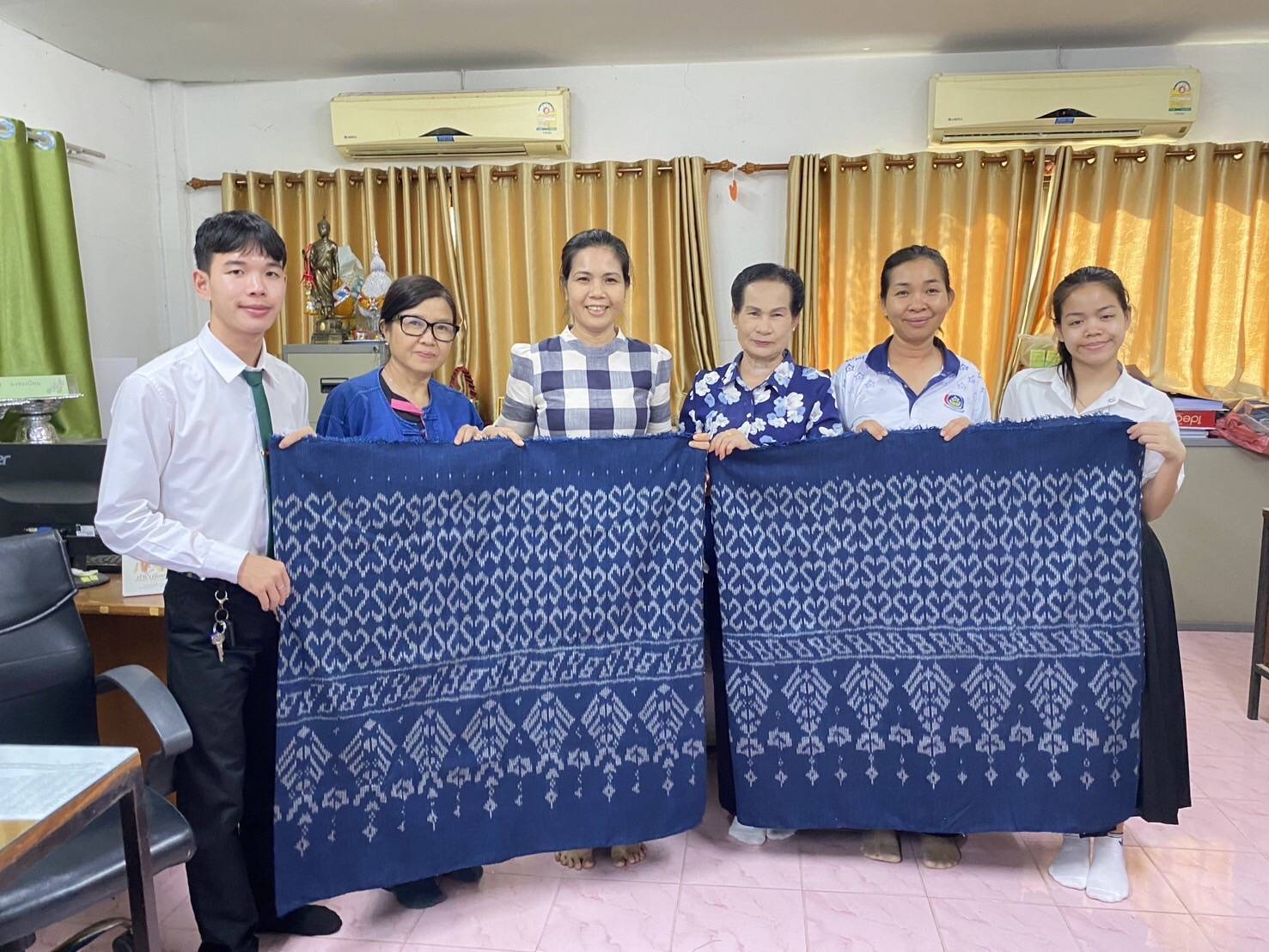 พช.มุกดาหาร : ติดตามสนับสนุนการรับสมัครผลิตภัณฑ์เข้าโครงการการคัดสรรสุดยอดหนึ่งตำบล หนึ่งผลิตภัณฑ์ไทย และการรับสมัครประกวดผ้าลายพระราชทาน “ผ้าลายขอสมเด็จฯ - เจ้าฟ้าฯ” และ “ผ้าลายบุปผาบรมราชินีนาถ” และงานหัตถกรรม