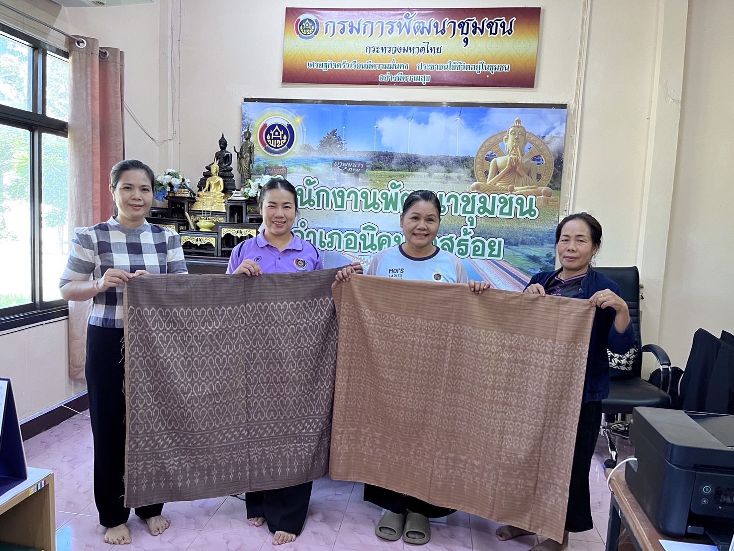 พช.มุกดาหาร : ติดตามสนับสนุนกิจกรรมการประกวดผ้าลายพระราชทาน “ผ้าลายขอสมเด็จฯ - เจ้าฟ้าฯ” และ “ผ้าลายบุปผาบรมราชินีนาถ” และงานหัตถกรรม