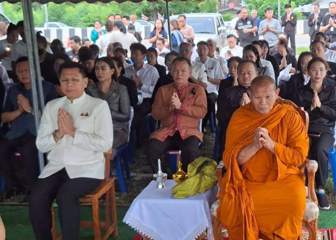 พช.มุกดาหาร ร่วมพิธีเจริญพระพุทธมนต์ ทำบุญตักบาตรบริเวณตลาดนัดนาสีนวน สถานที่เกิดอุบัติเหตุพระธุดงค์