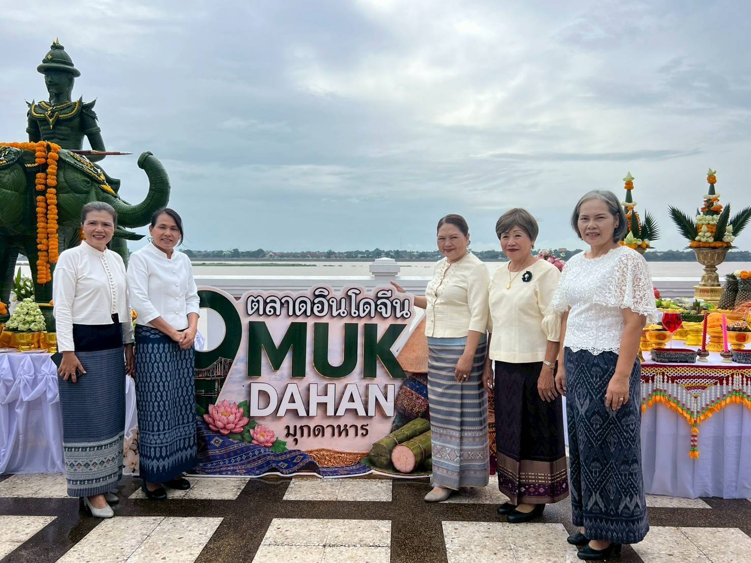 พช.มุกดาหาร ร่วมพิธีบวงสรวงสิ่งศักดิ์สิทธิ์และทำบุญตลาดอินโดจีน เสริมสิริมงคล กระตุ้นเศรษฐกิจมุกดาหาร